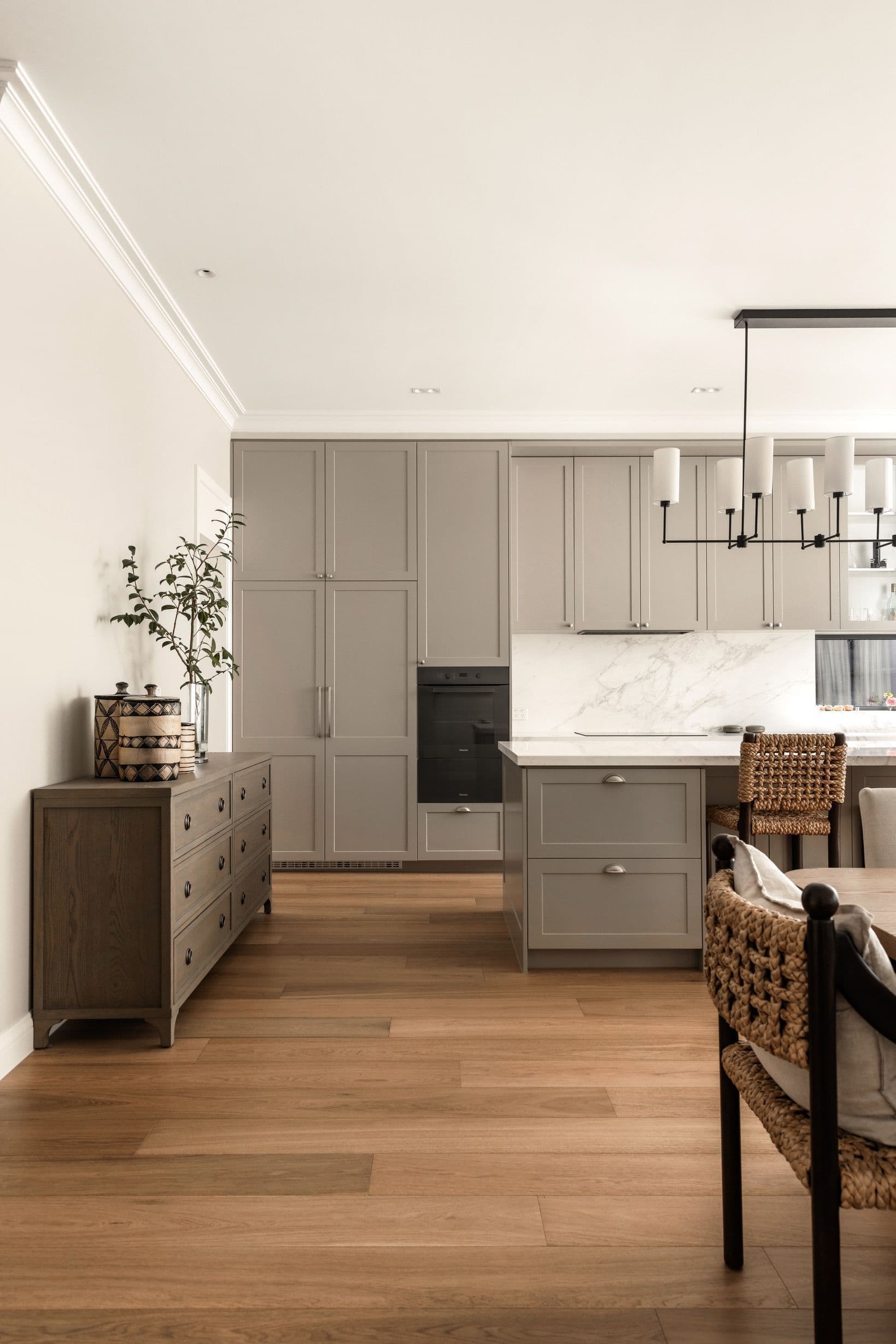 Chesterfield oak flooring connecting the dining area and kitchen in Canterbury.